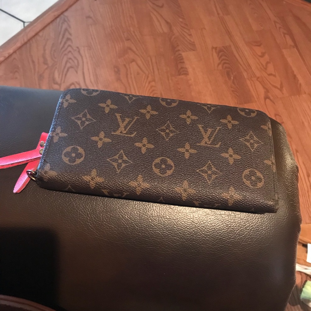 Insolite wallet.